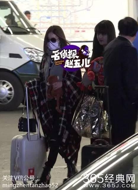 现场 | 赵丽颖疲惫现身机场 一直攥着不撒手的是啥？
