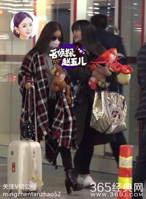 现场 | 赵丽颖疲惫现身机场 一直攥着不撒手的是啥？