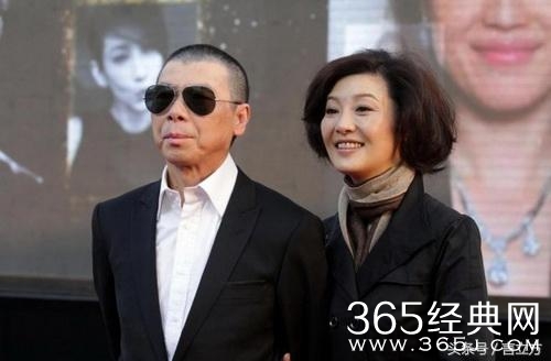 这些导演不正经，拍电影把女演员拍成老婆，最后一对亮了