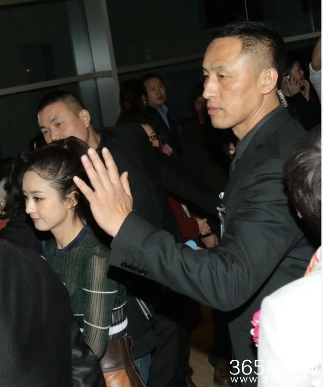 赵丽颖这身衣服在灯光下都透明露内了，网友表示看的脸都要红了