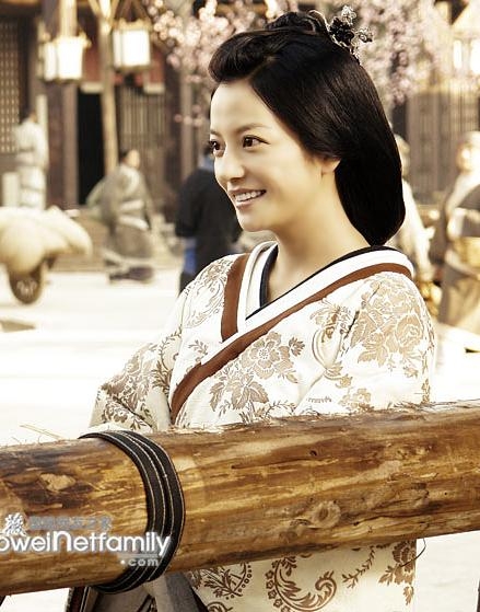 厚粉底都遮不住的皮肤老化，岁月这把杀猪刀怎么对赵薇格外凶残呢