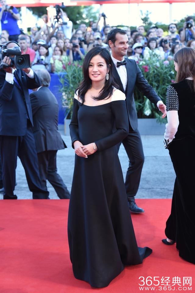 厚粉底都遮不住的皮肤老化，岁月这把杀猪刀怎么对赵薇格外凶残呢