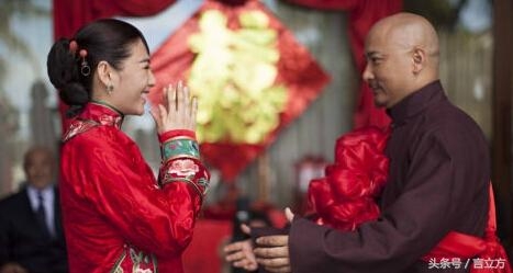 这些导演不正经，拍电影把女演员拍成老婆，最后一对亮了