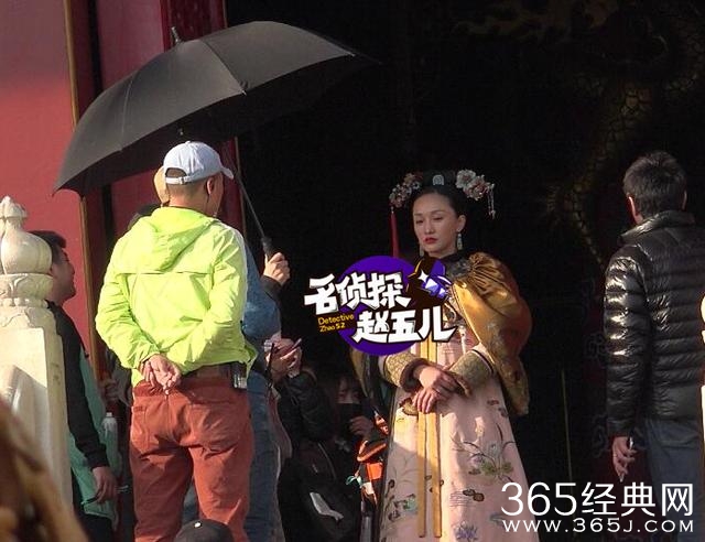 周迅娘娘拍戏获众人伺候 与女演员亲亲秒变周公子