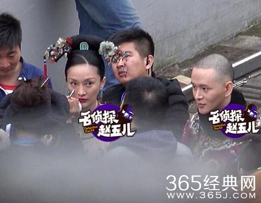 周迅娘娘拍戏获众人伺候 与女演员亲亲秒变周公子