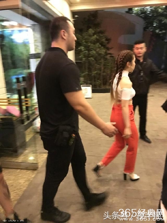 妈呀，邓紫棋这是肿了么？腰变粗臀变肥，身高成了1米4