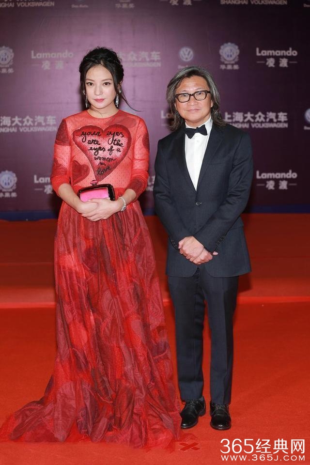 厚粉底都遮不住的皮肤老化，岁月这把杀猪刀怎么对赵薇格外凶残呢