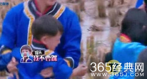 田亮儿子的洁癖太严重了，不睡觉也要把裤子洗干净