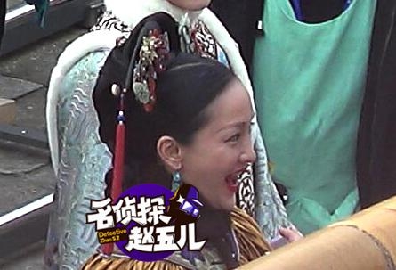 周迅娘娘拍戏获众人伺候 与女演员亲亲秒变周公子