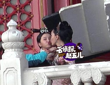 周迅娘娘拍戏获众人伺候 与女演员亲亲秒变周公子