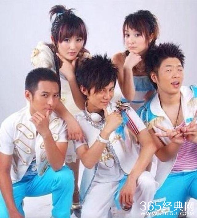 何炅零点晒与李维嘉合影祝生日快乐，果然是快乐家族