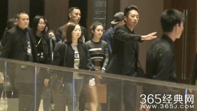 赵丽颖这身衣服在灯光下都透明露内了，网友表示看的脸都要红了