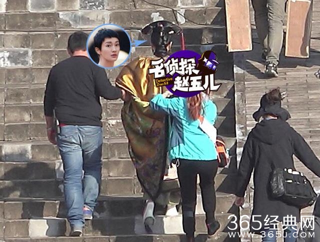 周迅娘娘拍戏获众人伺候 与女演员亲亲秒变周公子