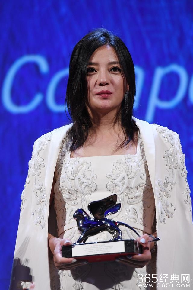 厚粉底都遮不住的皮肤老化，岁月这把杀猪刀怎么对赵薇格外凶残呢