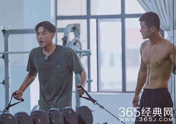 真正男子汉2黄子韬激动落泪表白刘队长视频曝光