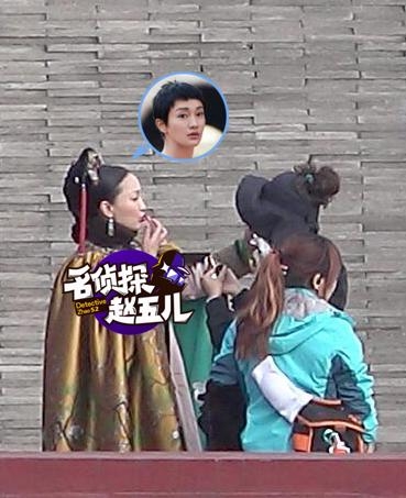 周迅娘娘拍戏获众人伺候 与女演员亲亲秒变周公子