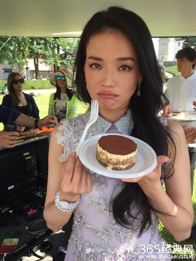 厚粉底都遮不住的皮肤老化，岁月这把杀猪刀怎么对赵薇格外凶残呢