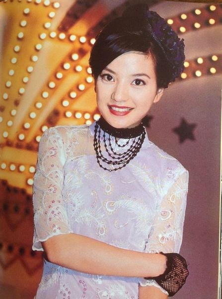 厚粉底都遮不住的皮肤老化，岁月这把杀猪刀怎么对赵薇格外凶残呢