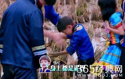 田亮儿子的洁癖太严重了，不睡觉也要把裤子洗干净