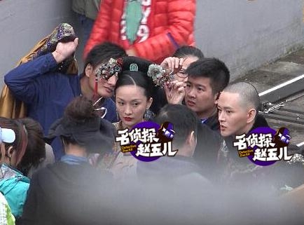 周迅娘娘拍戏获众人伺候 与女演员亲亲秒变周公子