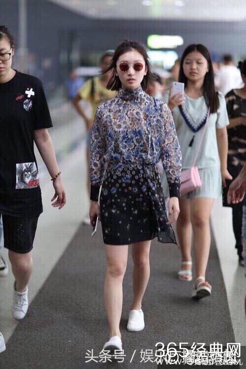 周冬雨萝卜腿变直原来是骗人的！真瘦了但离开精修图还是打回原形