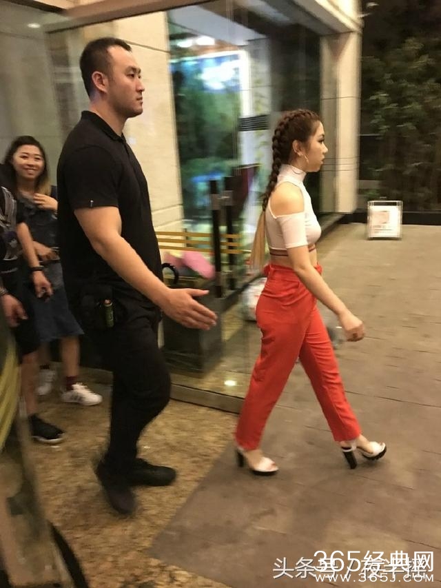 妈呀，邓紫棋这是肿了么？腰变粗臀变肥，身高成了1米4