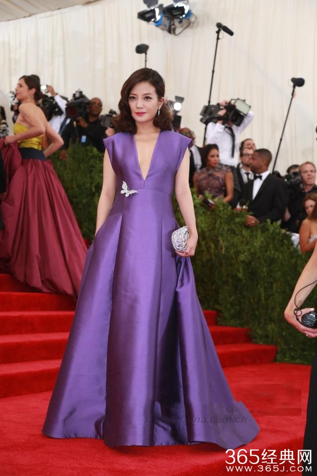 厚粉底都遮不住的皮肤老化，岁月这把杀猪刀怎么对赵薇格外凶残呢