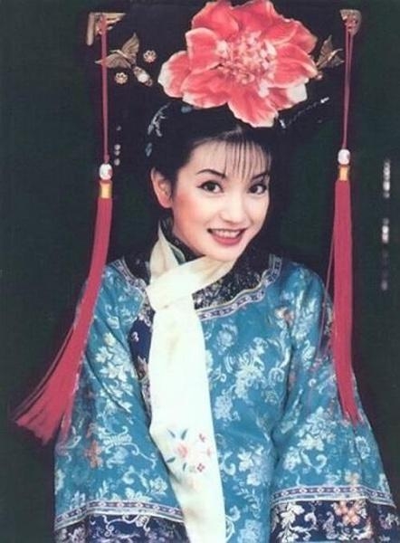 厚粉底都遮不住的皮肤老化，岁月这把杀猪刀怎么对赵薇格外凶残呢