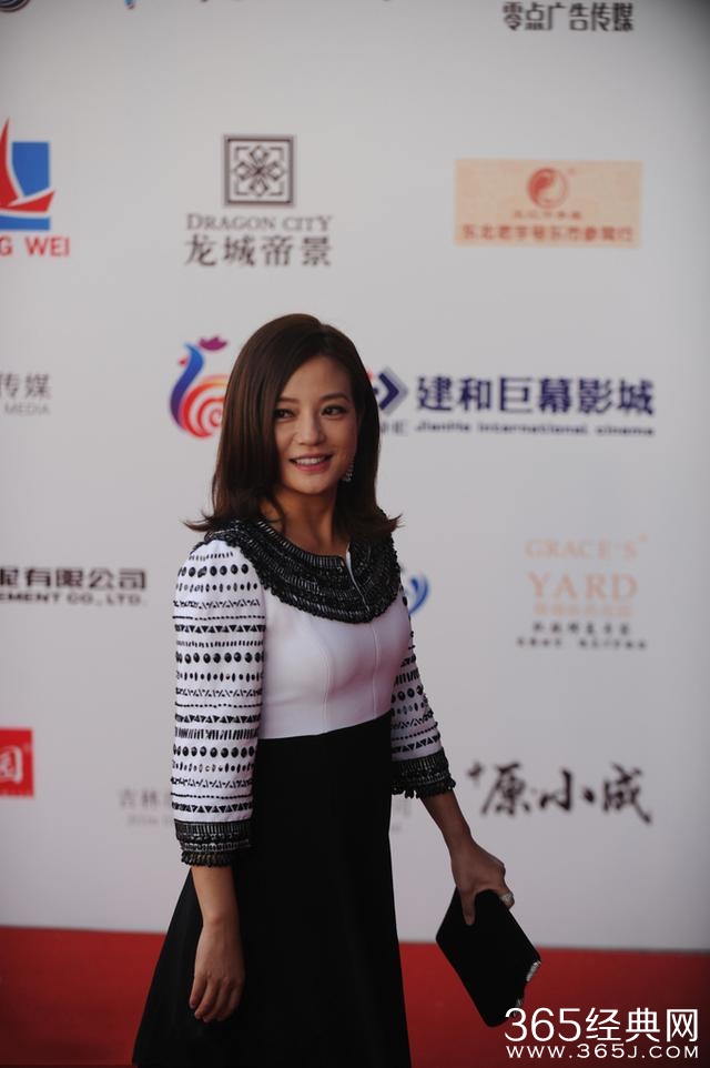 厚粉底都遮不住的皮肤老化，岁月这把杀猪刀怎么对赵薇格外凶残呢