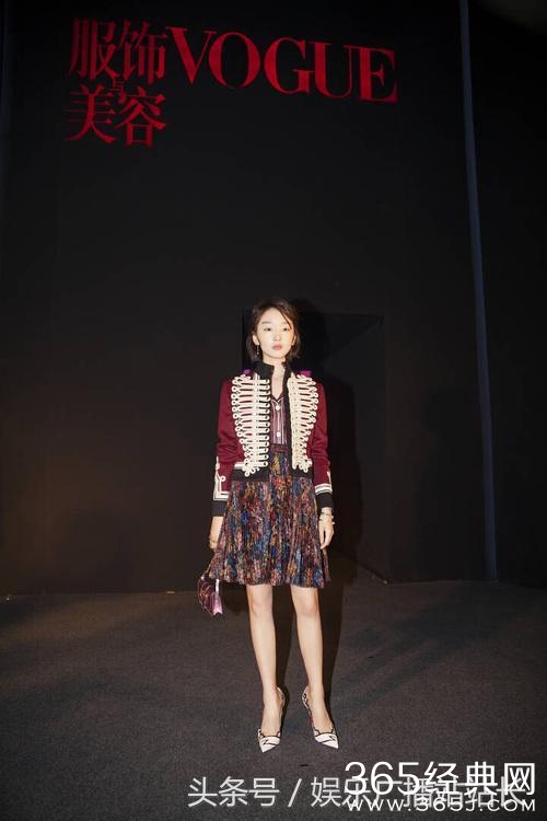 周冬雨萝卜腿变直原来是骗人的！真瘦了但离开精修图还是打回原形