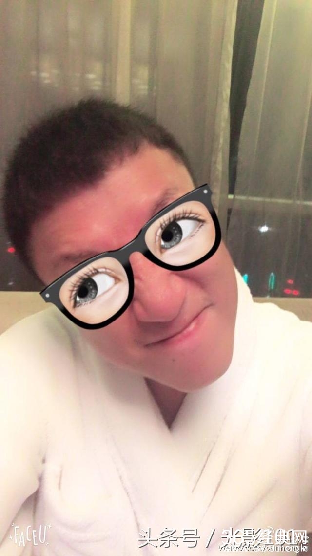 孙红雷深夜自拍眼睛变大皮肤变白，背景暴露地点，网友：辣眼睛！