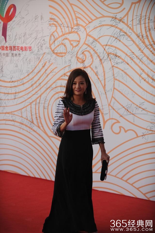 厚粉底都遮不住的皮肤老化，岁月这把杀猪刀怎么对赵薇格外凶残呢