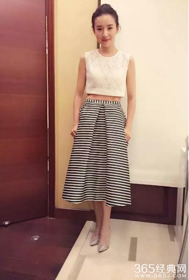 董洁长腿短裙十分吸睛，但却走光了还和鲁豫撞衫撞脸！