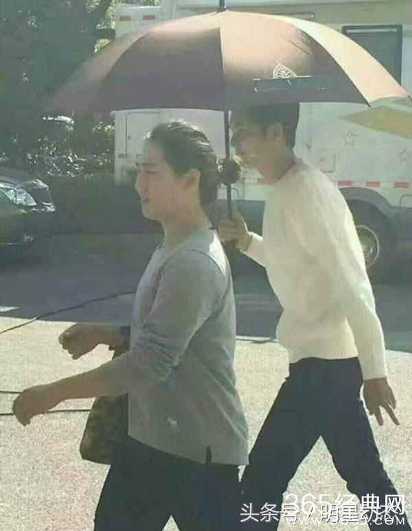 钟汉良 低调现身剧组，网友这车不错！