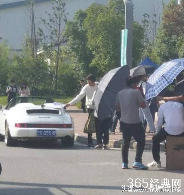 钟汉良 低调现身剧组，网友这车不错！