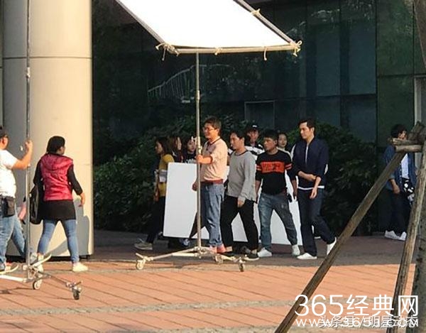 钟汉良 低调现身剧组，网友这车不错！