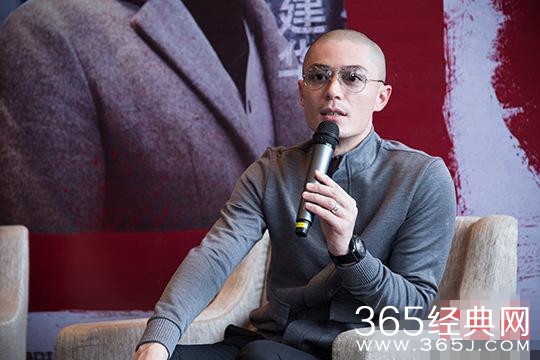 霍建华为自己蜡像揭幕 被问与胡歌谁帅：都帅！