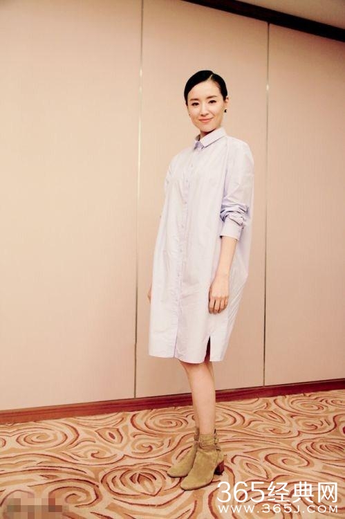 董洁长腿短裙十分吸睛，但却走光了还和鲁豫撞衫撞脸！