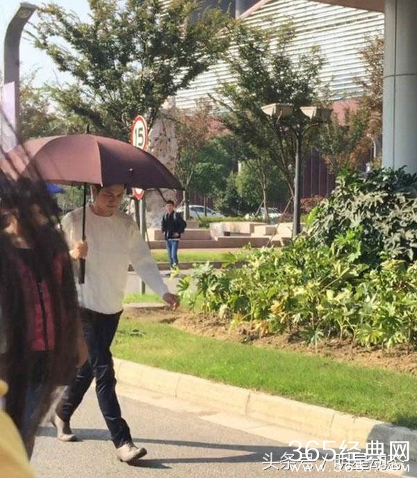 钟汉良 低调现身剧组，网友这车不错！