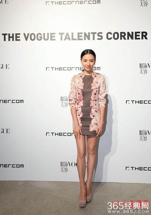 董洁长腿短裙十分吸睛，但却走光了还和鲁豫撞衫撞脸！