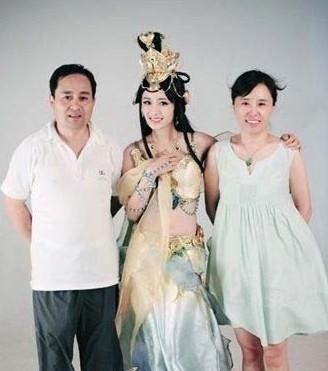 杨幂谈整容传闻：我只拔了4颗牙齿，鼻子像爸爸