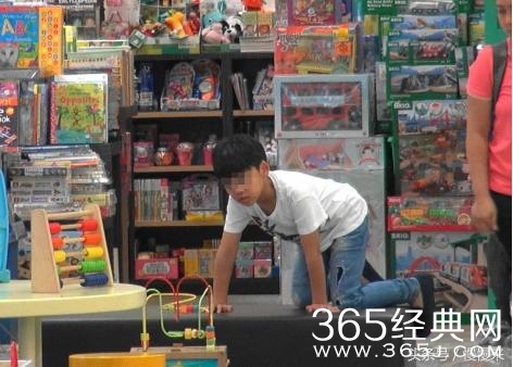 5岁身高似9岁 李嘉欣狂操囝囝体能