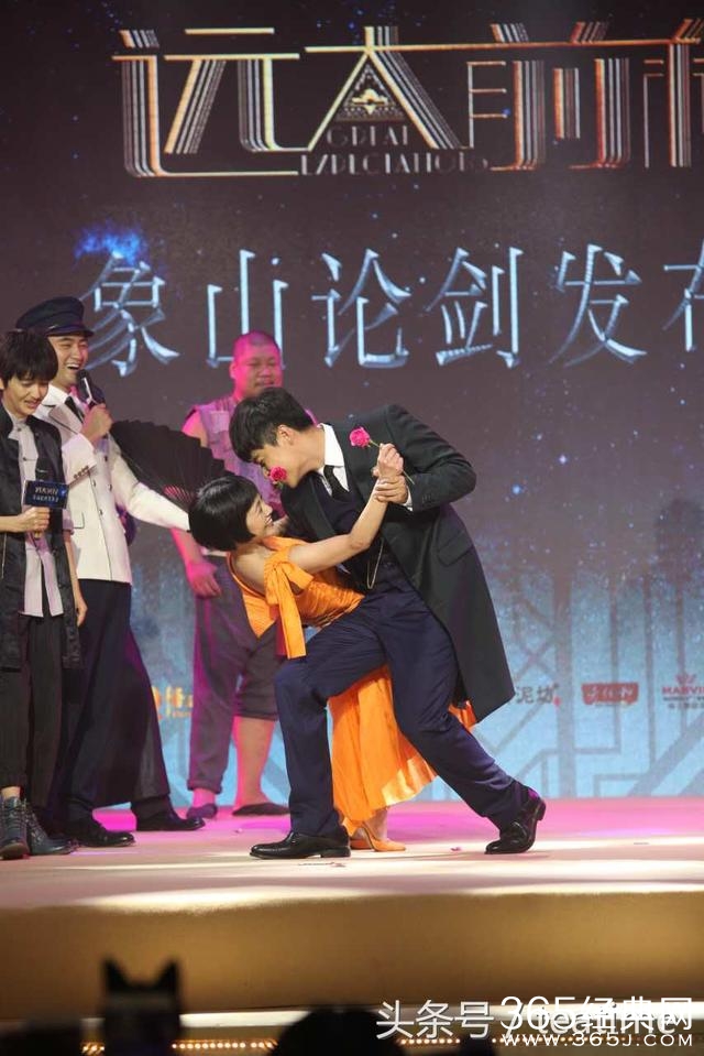 佟丽娅坐袁弘怀里剥桔子 陈思诚感叹“世风日下人心不古”