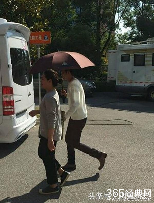 钟汉良 低调现身剧组，网友这车不错！