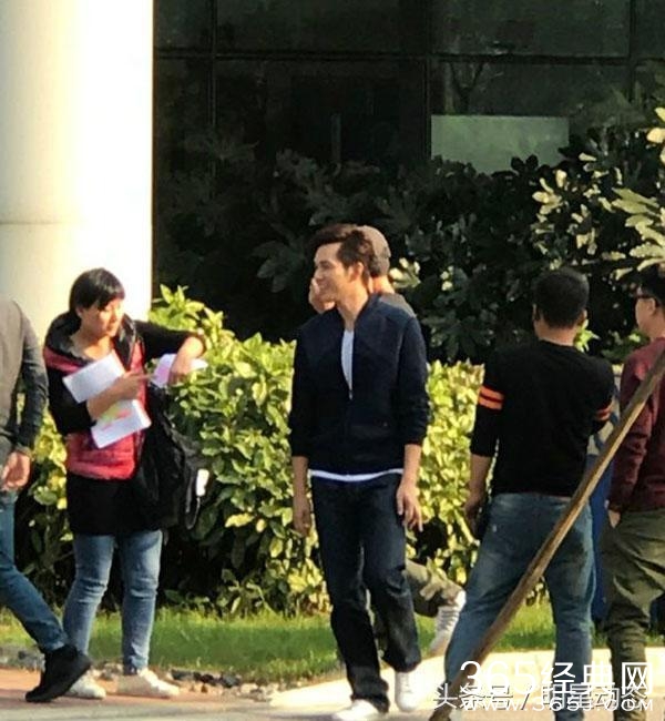 钟汉良 低调现身剧组，网友这车不错！