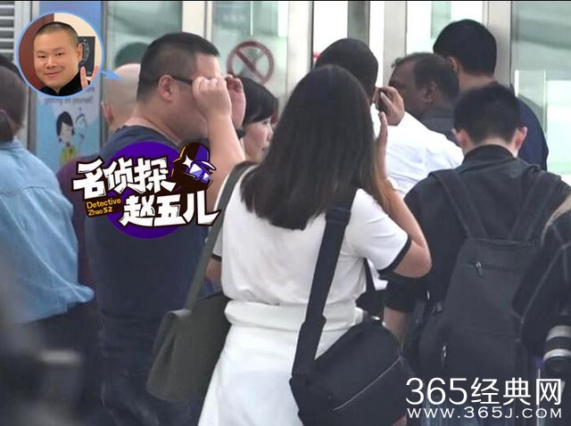 岳云鹏回京和粉丝热聊片场拍戏抽烟解乏