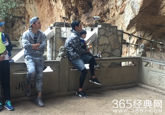 爸爸去哪儿第四季向佐哄娃 为博李亦航欢心私藏面包