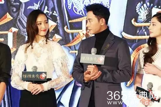 唐嫣保持微笑，罗晋全程黑脸回应，透漏出老百姓小情侣的生气表情