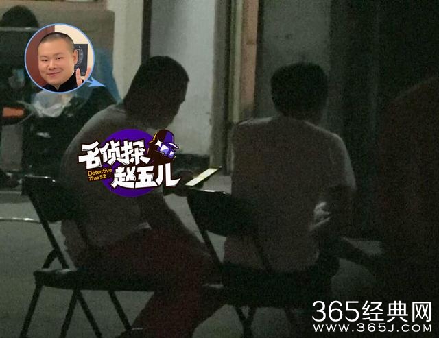 岳云鹏回京和粉丝热聊片场拍戏抽烟解乏