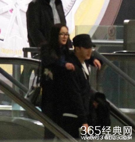 幂威机场秀恩爱，杨幂尽显小女人姿态，再破离婚谣言